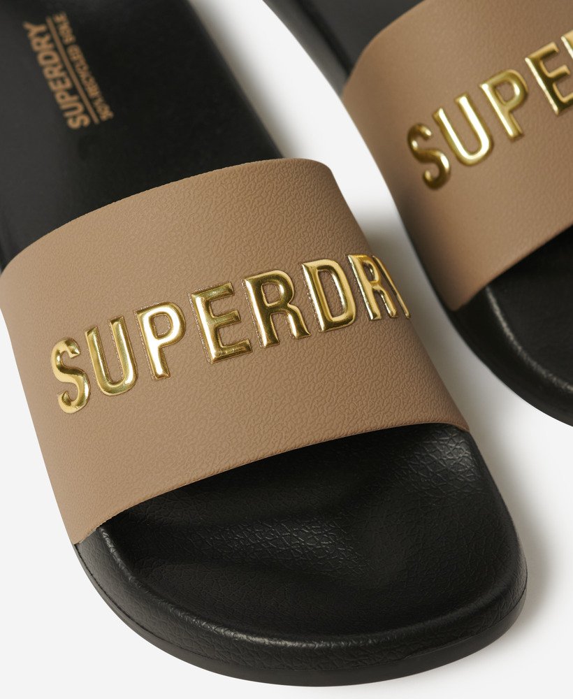 chinelo de piscina com logo vegano nas cores pretomarrom fóssildourado metálico