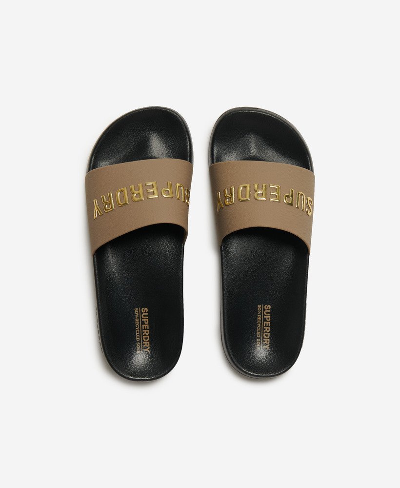 chinelo de piscina com logo vegano nas cores pretomarrom fóssildourado metálico