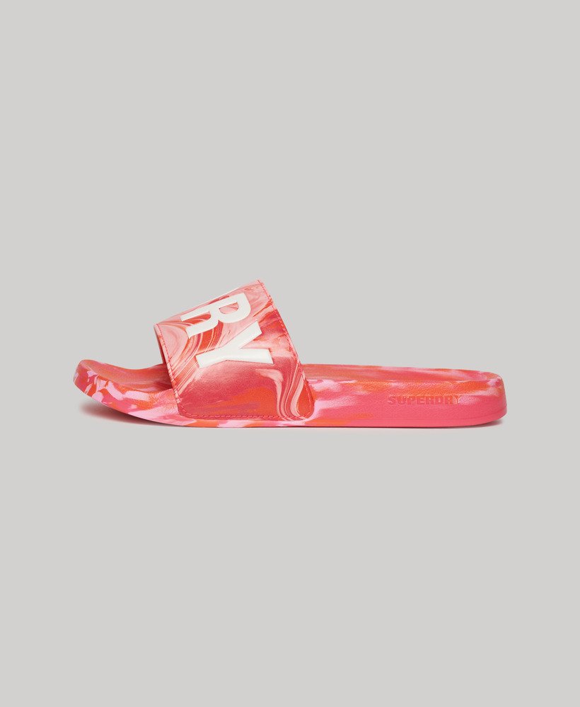 tobogãs de piscina veganos em mármore rosa-choque.