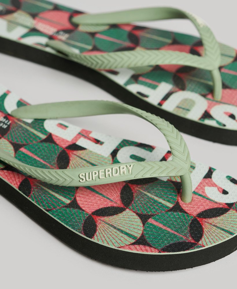 chinelo vegano com logo em estampa geométrica laranja.