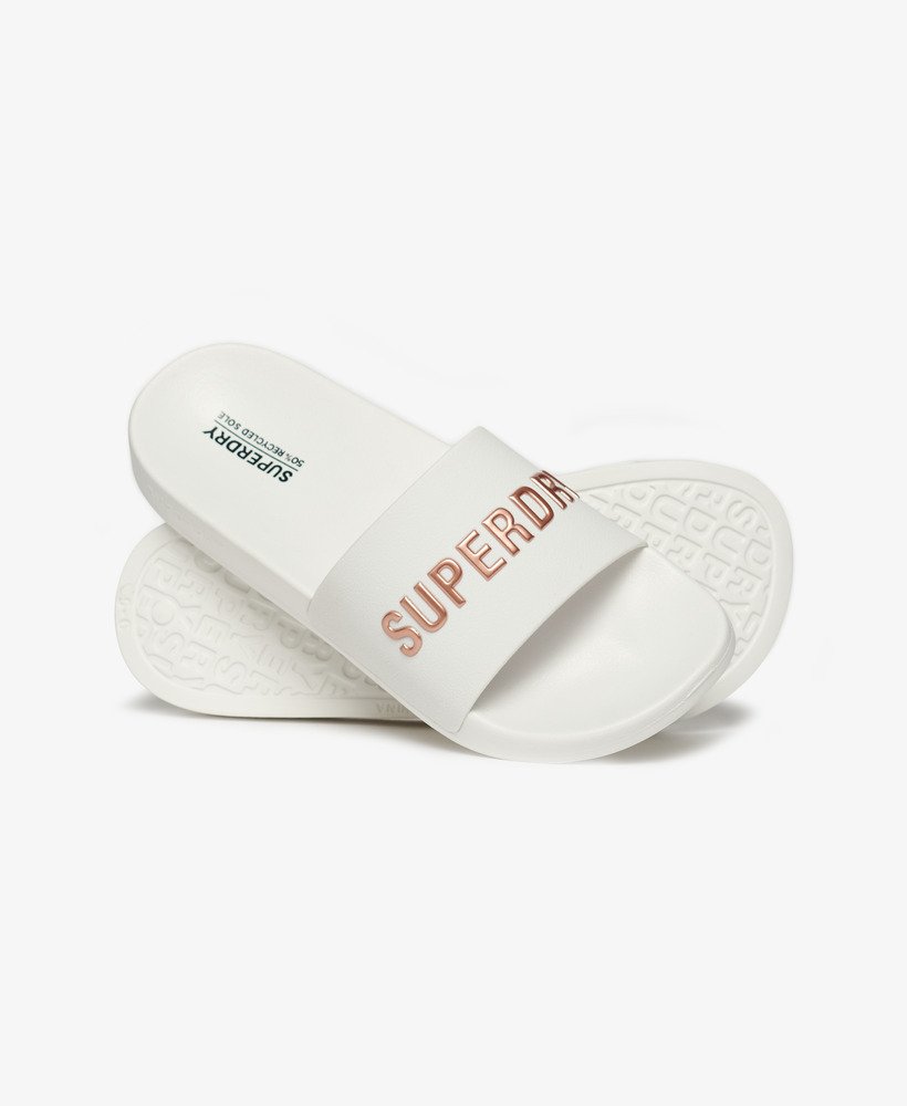 chinelo de piscina com logo vegano em ouro rosa óticometálico