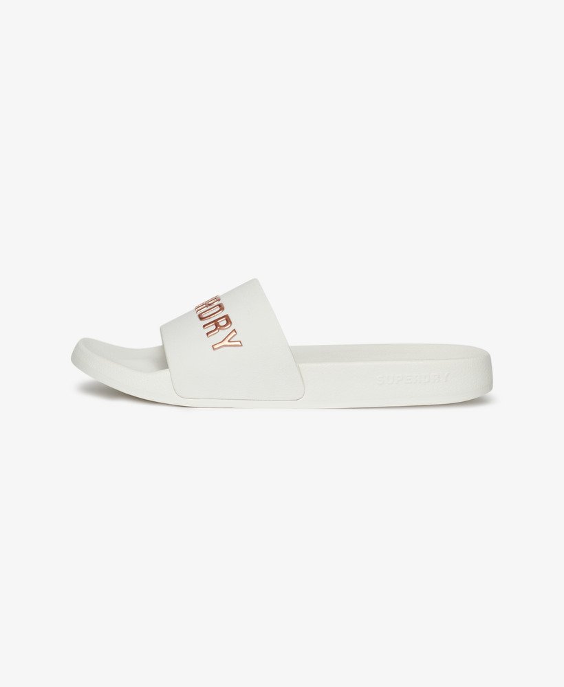 chinelo de piscina com logo vegano em ouro rosa óticometálico
