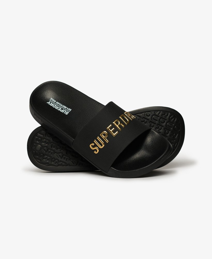 chinelo de piscina com logo vegano em pretodourado metálico