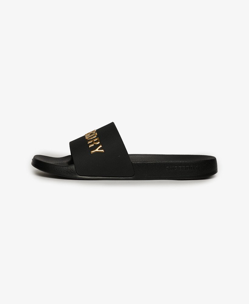 chinelo de piscina com logo vegano em pretodourado metálico