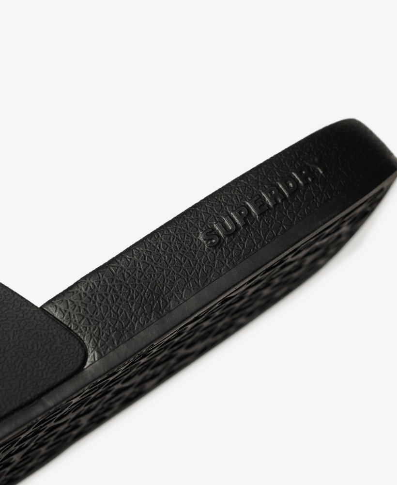 chinelo de piscina com logo vegano em pretodourado metálico
