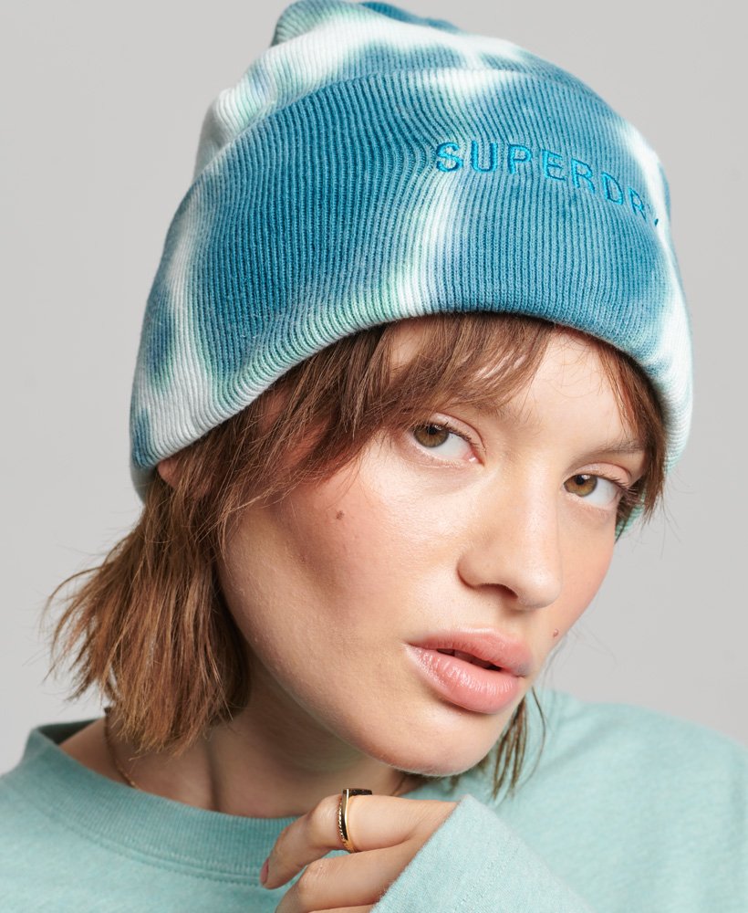 gorro tingido em tons de bege e azul-petróleo.