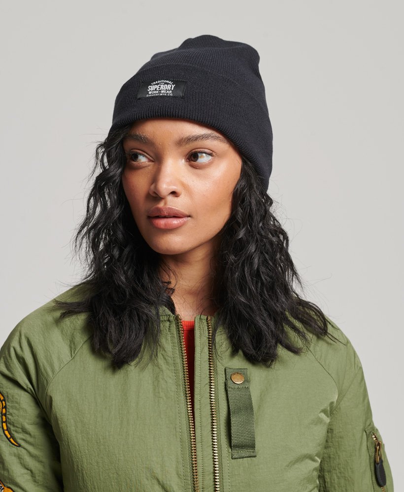 gorro de tricô clássico na nova cor preta intensa.