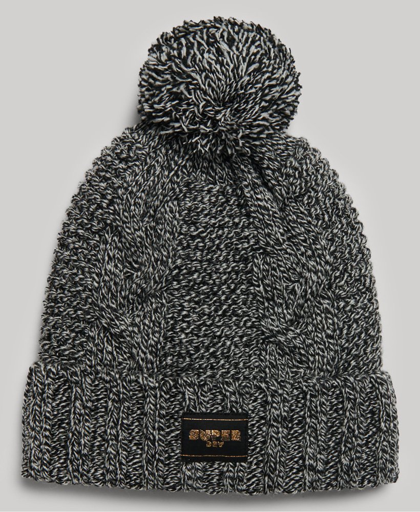 gorro de malha trançada na cor preta com detalhes em metal.