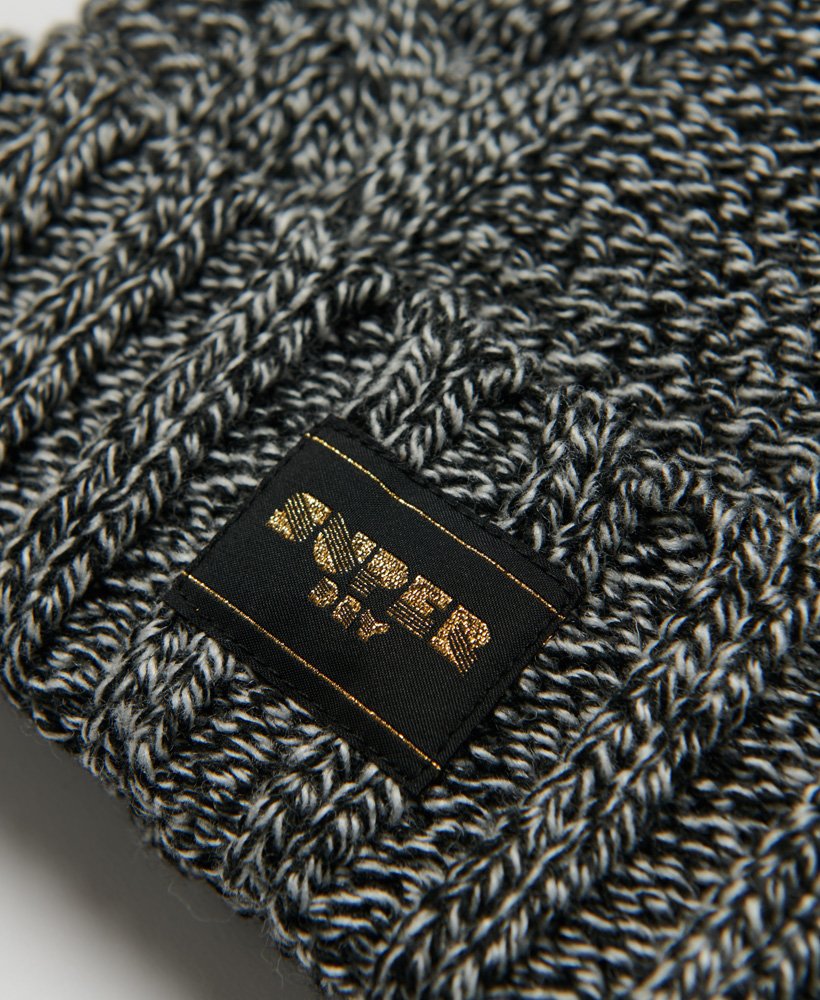 gorro de malha trançada na cor preta com detalhes em metal.