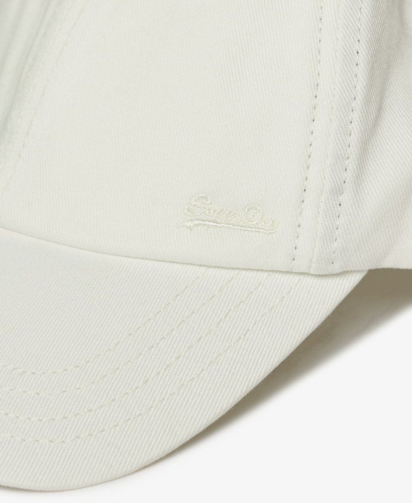 boné vintage bordado na cor branco off-white.