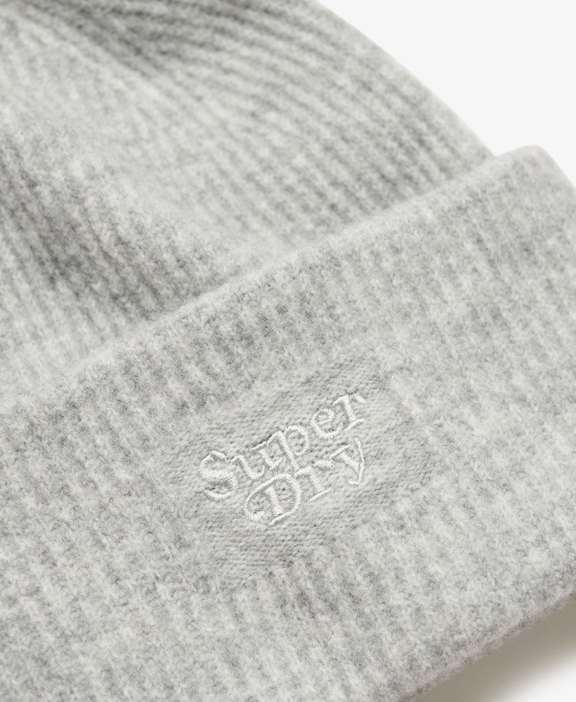 gorro de malha canelada macia na cor cinza mesclado.