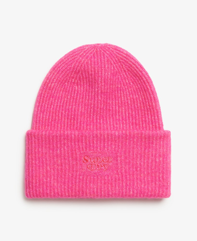 gorro de malha canelada macia na cor rosa magenta vibrante.