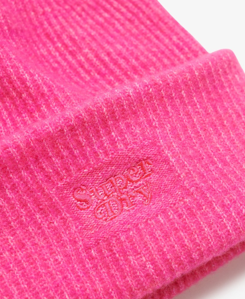 gorro de malha canelada macia na cor rosa magenta vibrante.