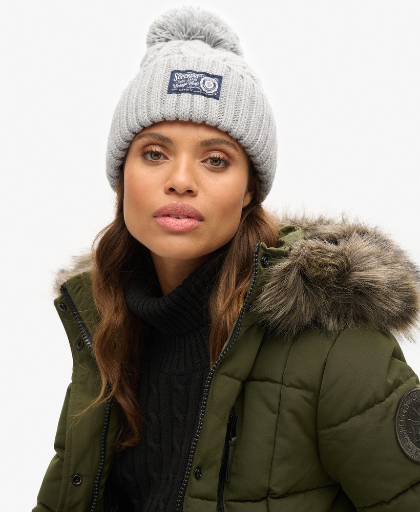 gorro de tricô grosso na cor cinza pomba