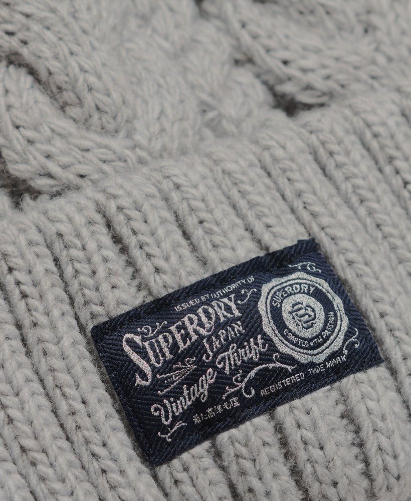 gorro de tricô grosso na cor cinza pomba