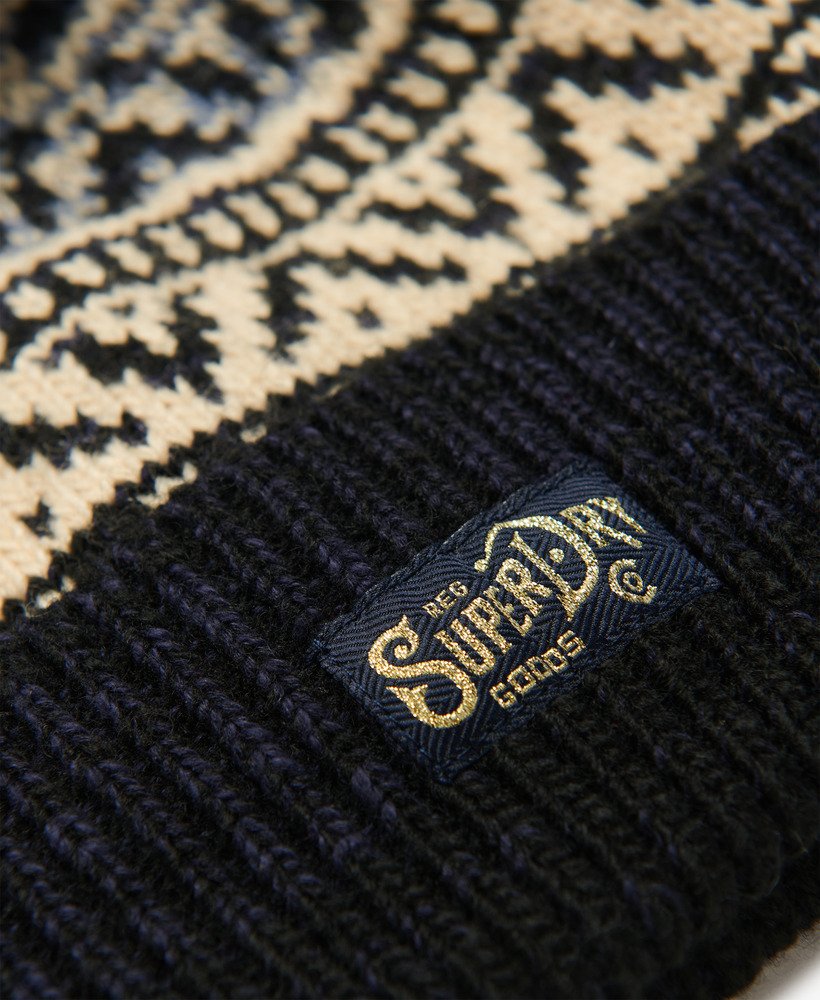 gorro de malha estampado em tom azul marinho.