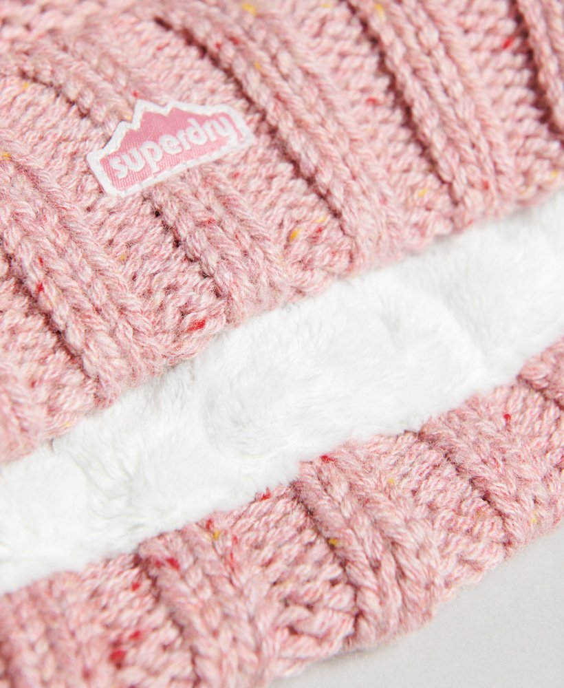 gorro de malha trançada com pompom em tweed rosa.