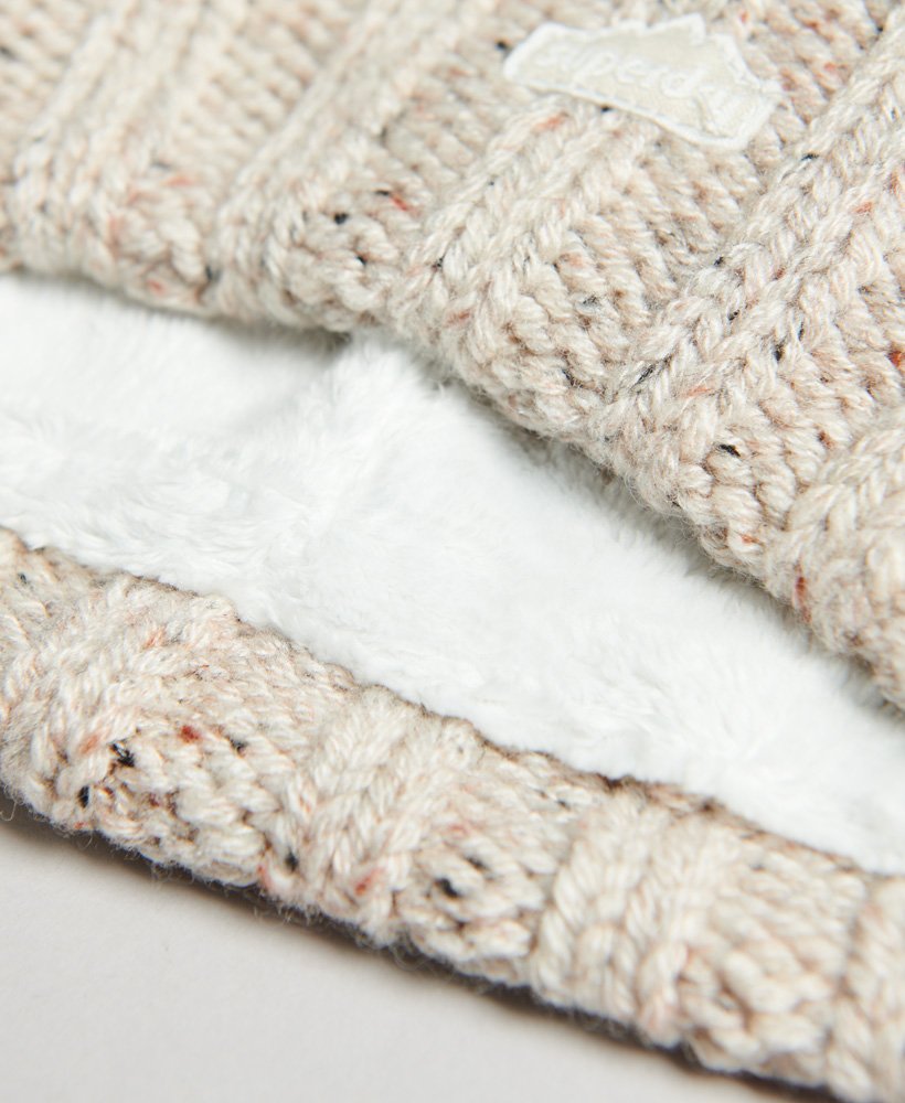 gorro de malha trançada com pompom em tweed cor aveia
