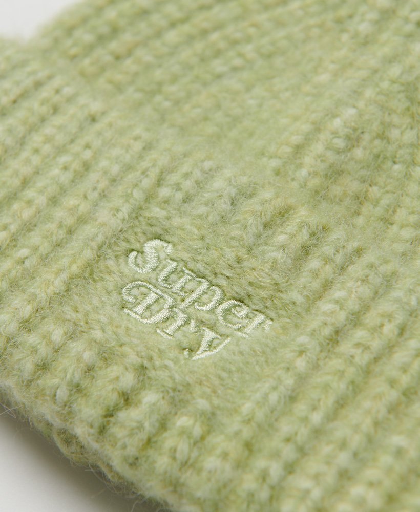 gorro de malha canelada na cor verde suave.