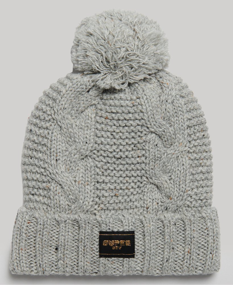 gorro de malha trançada em cinza gelo com detalhes em relevo.