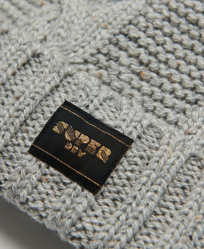 gorro de malha trançada em cinza gelo com detalhes em relevo.