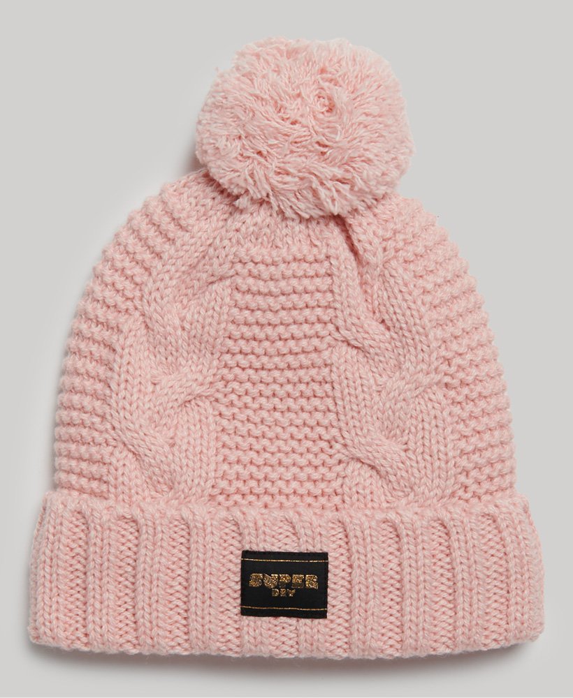 gorro de malha trançada com detalhes em rosa.