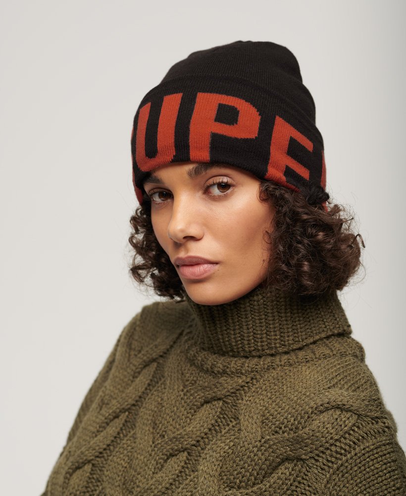 gorro de malha com a marca na cor marrom carvalho escuro