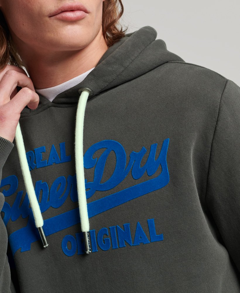 moletom com capuz vintage com logo neon na cor cinza carbono