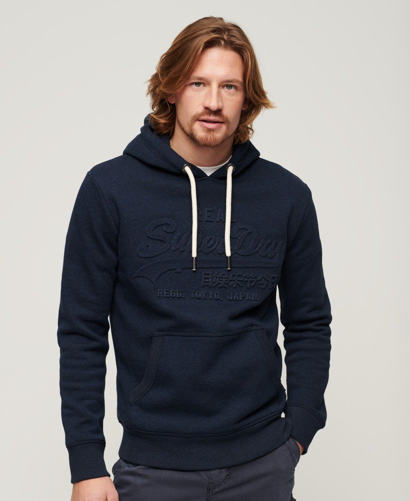 moletom com capuz com logo vintage em relevo nas cores azul-escuro e preto.