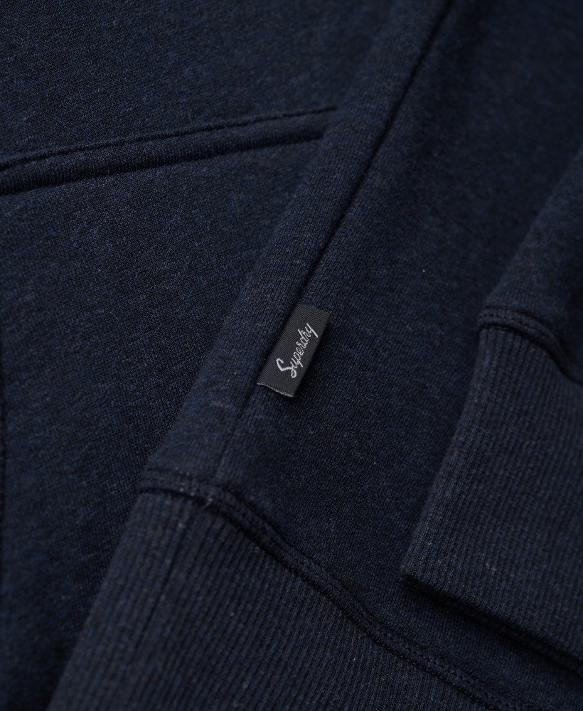 moletom com capuz com logo vintage em relevo nas cores azul-escuro e preto.