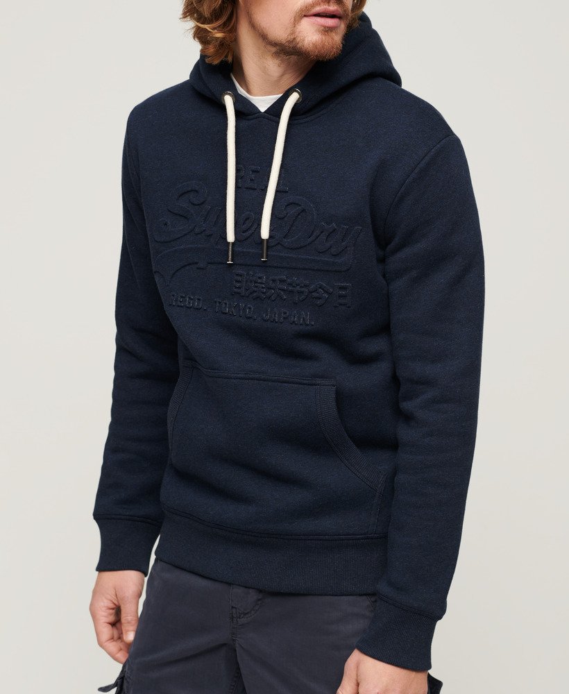 moletom com capuz com logo vintage em relevo nas cores azul-escuro e preto.