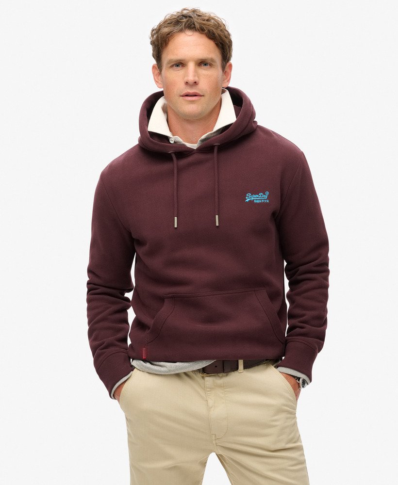 moletom com capuz essential logo em um tom profundo e rico de vinho.