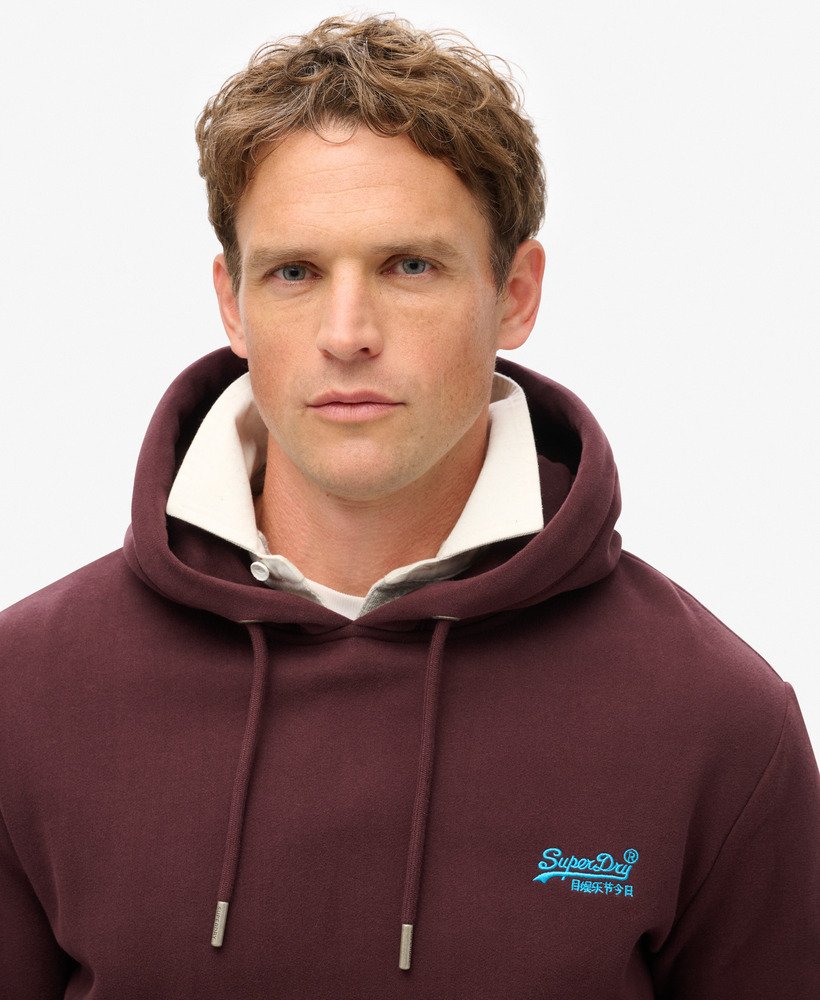 moletom com capuz essential logo em um tom profundo e rico de vinho.
