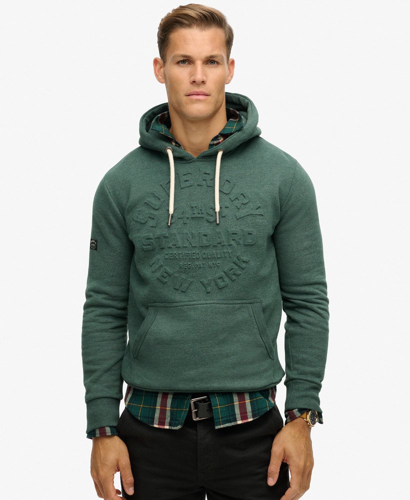 moletom com capuz e estampa de logo em relevo na cor verde mescla buck green.