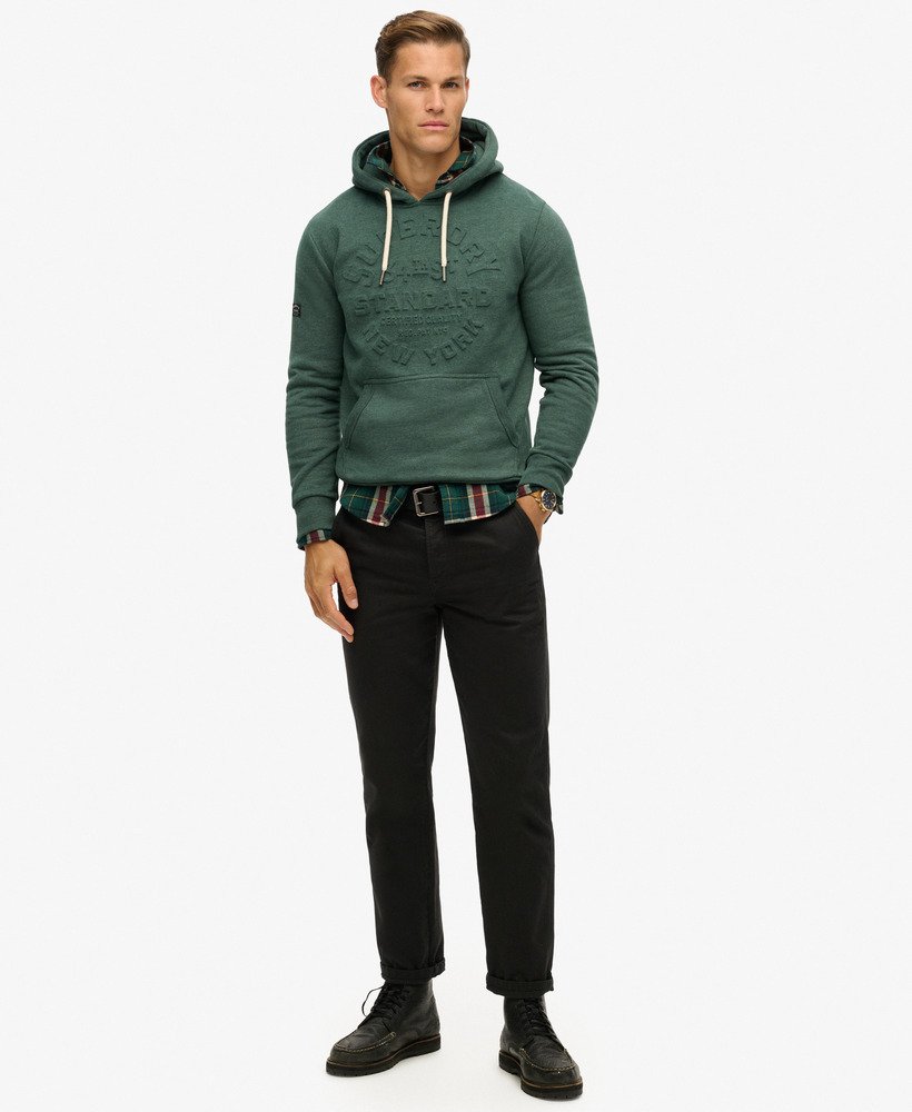 moletom com capuz e estampa de logo em relevo na cor verde mescla buck green.