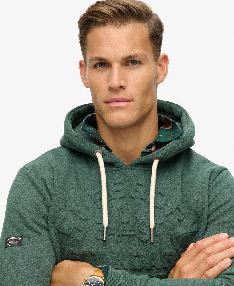 moletom com capuz e estampa de logo em relevo na cor verde mescla buck green.