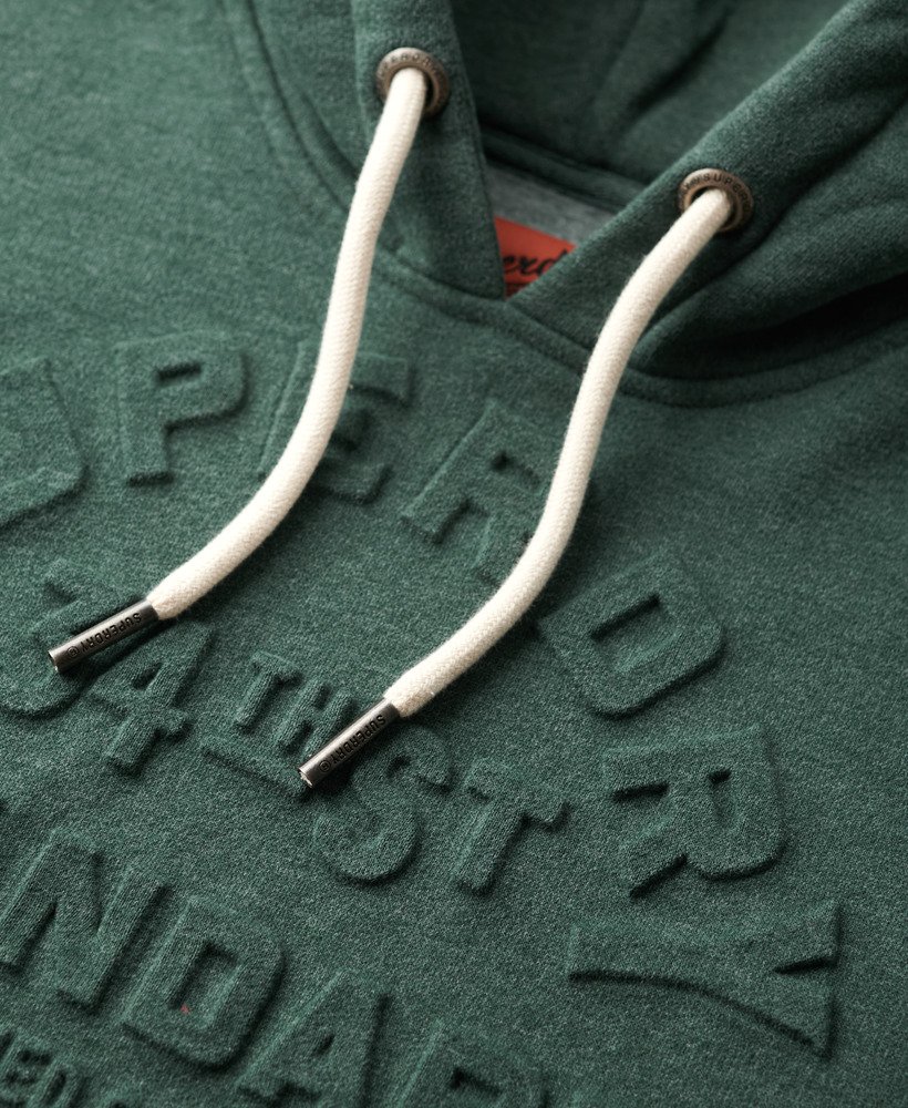 moletom com capuz e estampa de logo em relevo na cor verde mescla buck green.