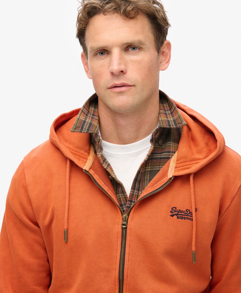 moletom com zíper e logo essencial na cor marrom washed autumn glaze.