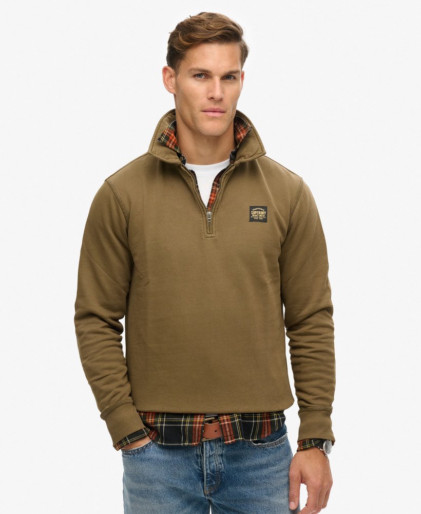 blusa com meio zíper e costura contrastante na cor verde-escura lavada.