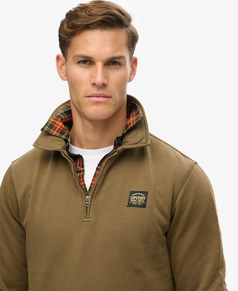 blusa com meio zíper e costura contrastante na cor verde-escura lavada.