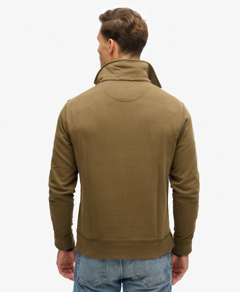 blusa com meio zíper e costura contrastante na cor verde-escura lavada.