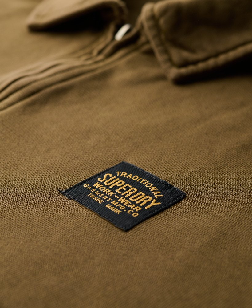 blusa com meio zíper e costura contrastante na cor verde-escura lavada.