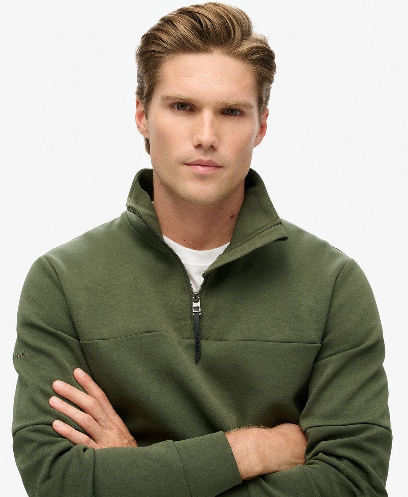moletom tech loose com meio zíper na cor verde musgo escuro