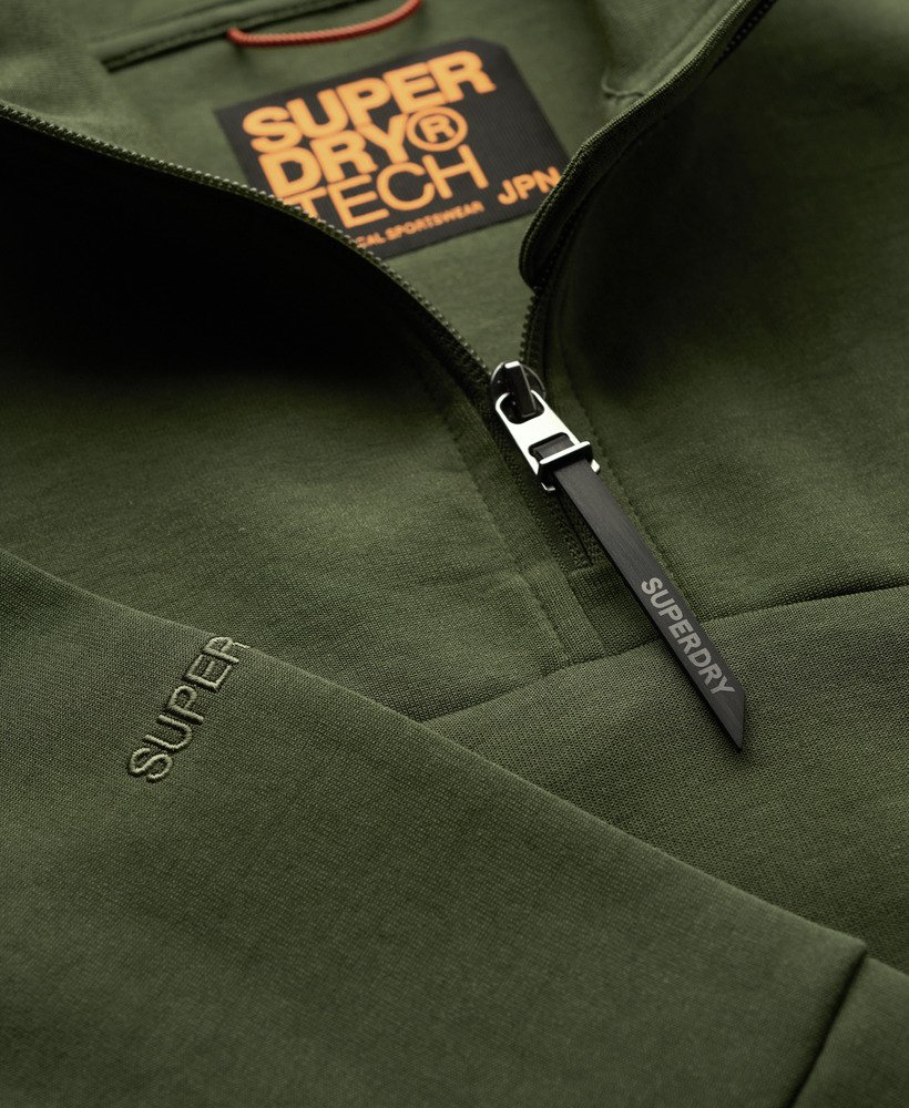 moletom tech loose com meio zíper na cor verde musgo escuro