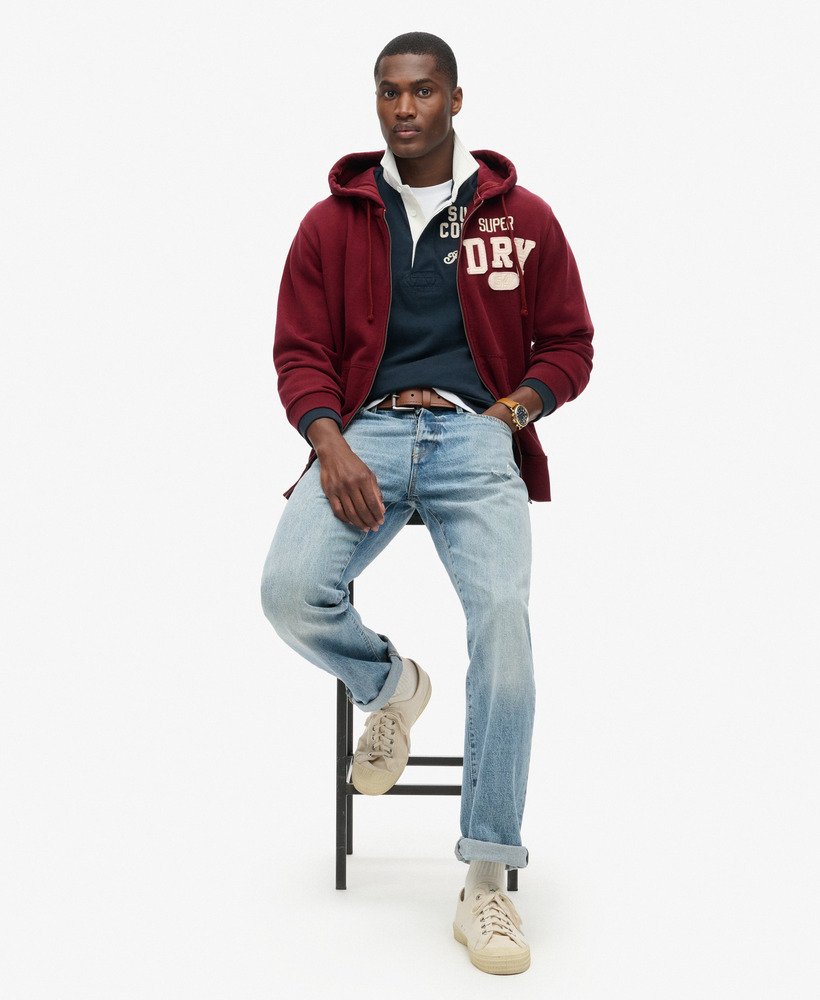 moletom com zíper vintage athletic na cor bordô intenso.