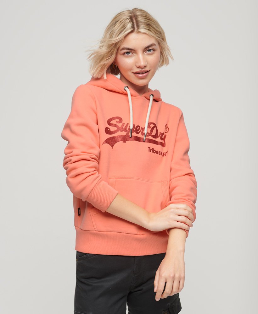 moletom com capuz e logo vintage bordado na cor fusion coral.