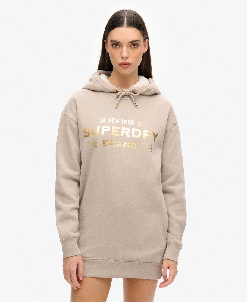vestido com capuz e logo metálico de luxo em cinza quente.