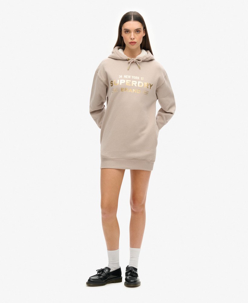 vestido com capuz e logo metálico de luxo em cinza quente.