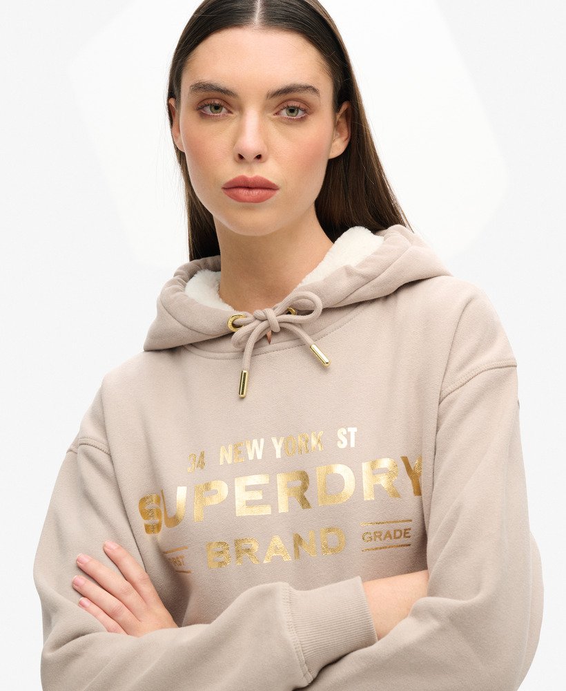 vestido com capuz e logo metálico de luxo em cinza quente.