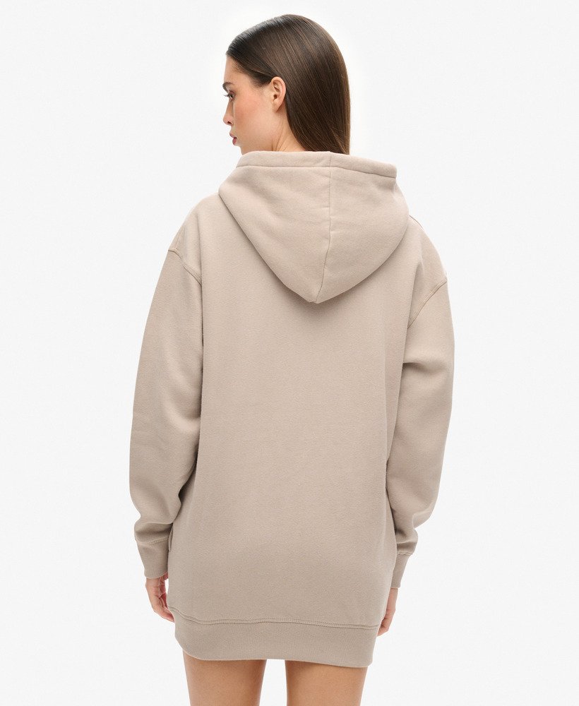 vestido com capuz e logo metálico de luxo em cinza quente.